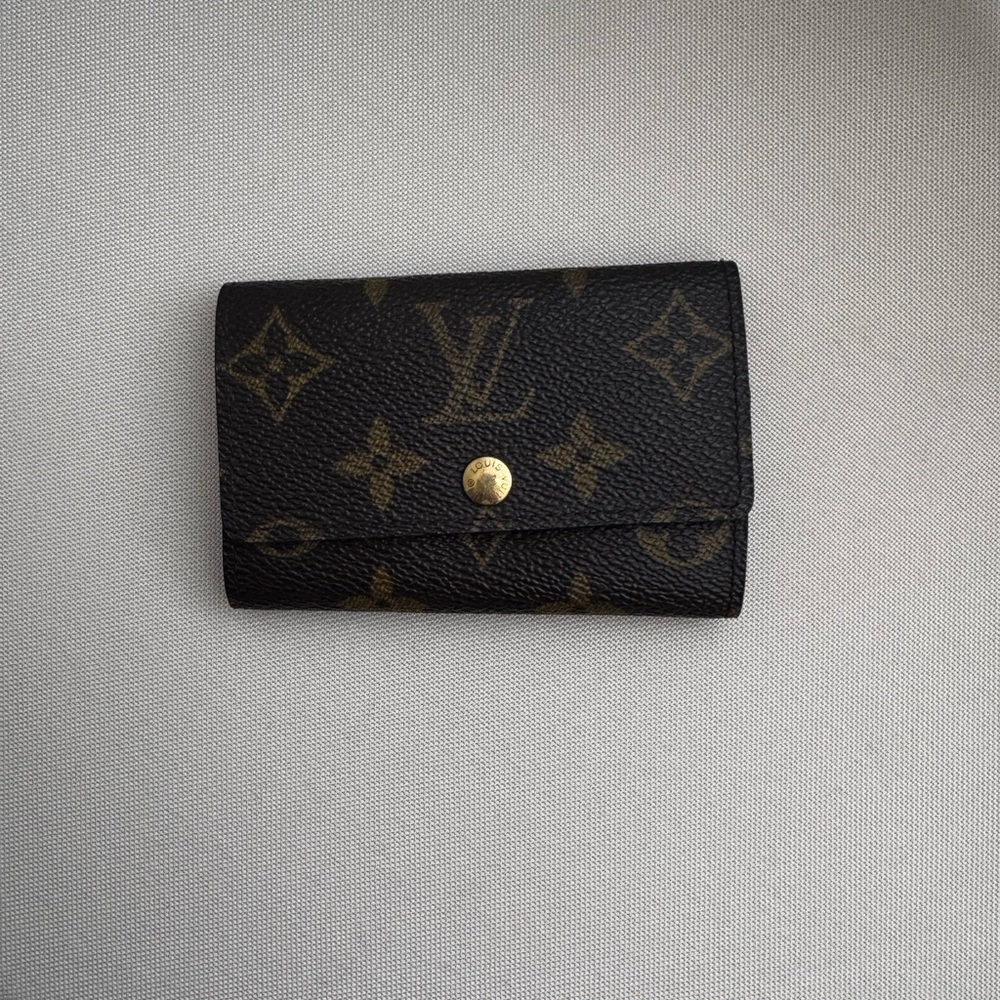 Louis Vuitton 6 key holder